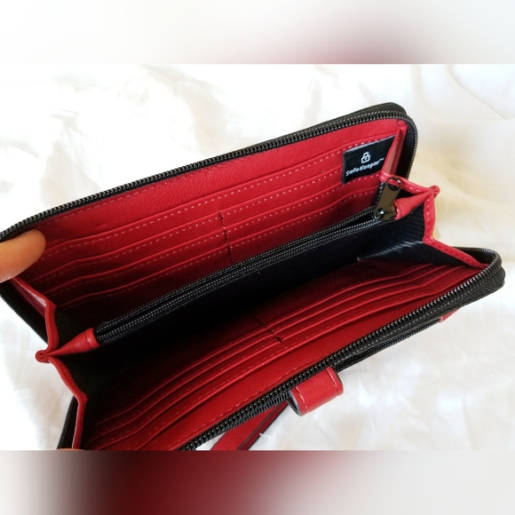 Reaction  Kennth Cole Wallet - Picture 3 of 4